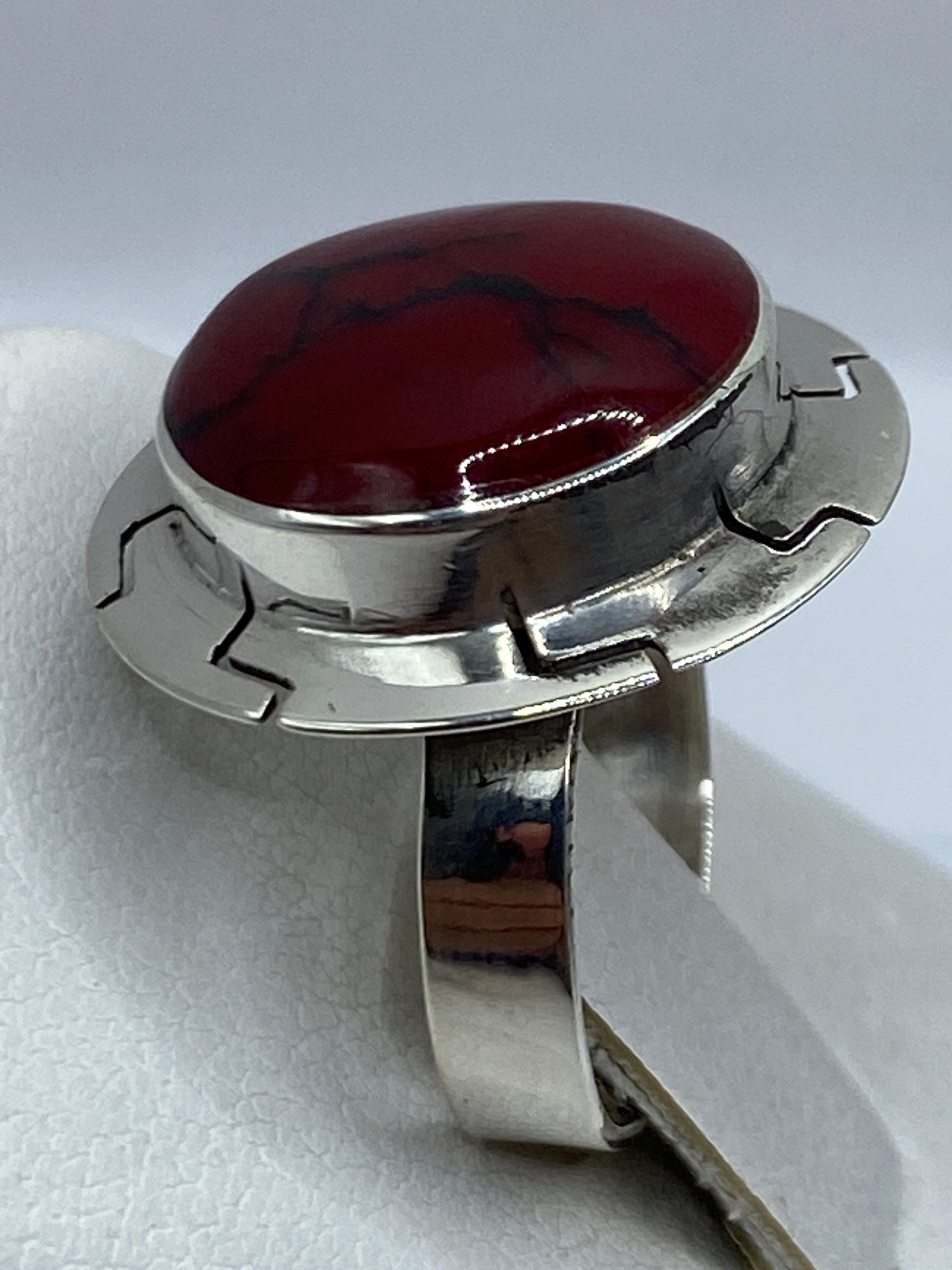 Detalle lateral del anillo de coral con sello .925 MEXICO visible en la cara interna