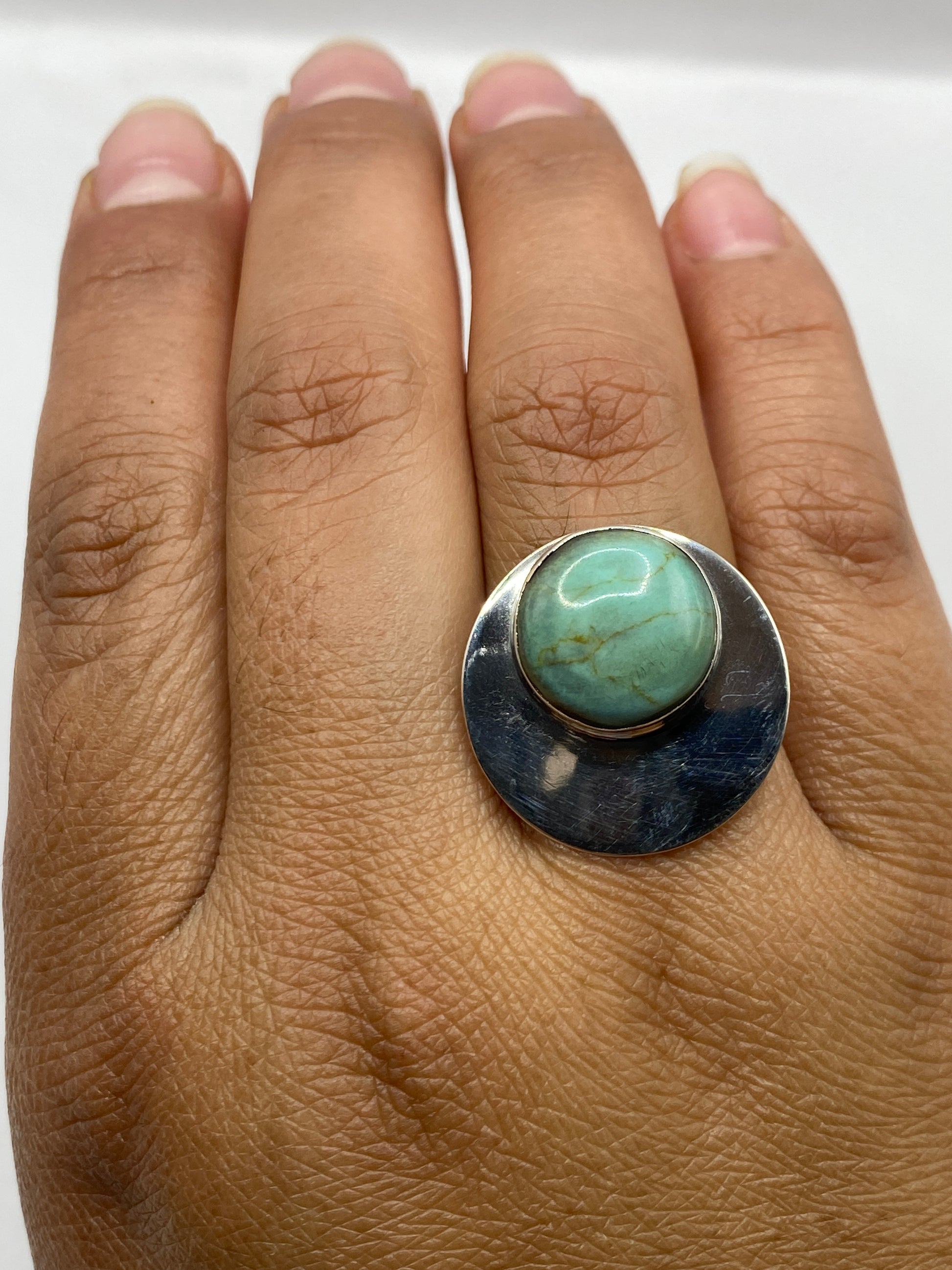 Anillo ajustable puesto en dedo mostrando comodidad y elegancia