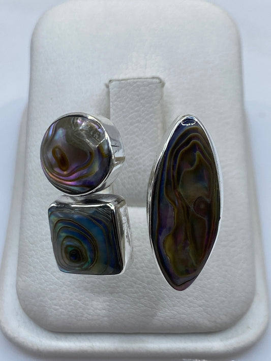 Anillo ajustable plata .925 con piedra natural multicolor en la mano de una mujer