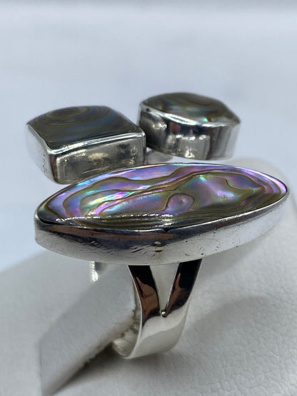 Anillo de plata desde vista lateral mostrando el diseño geométrico y la banda pulida