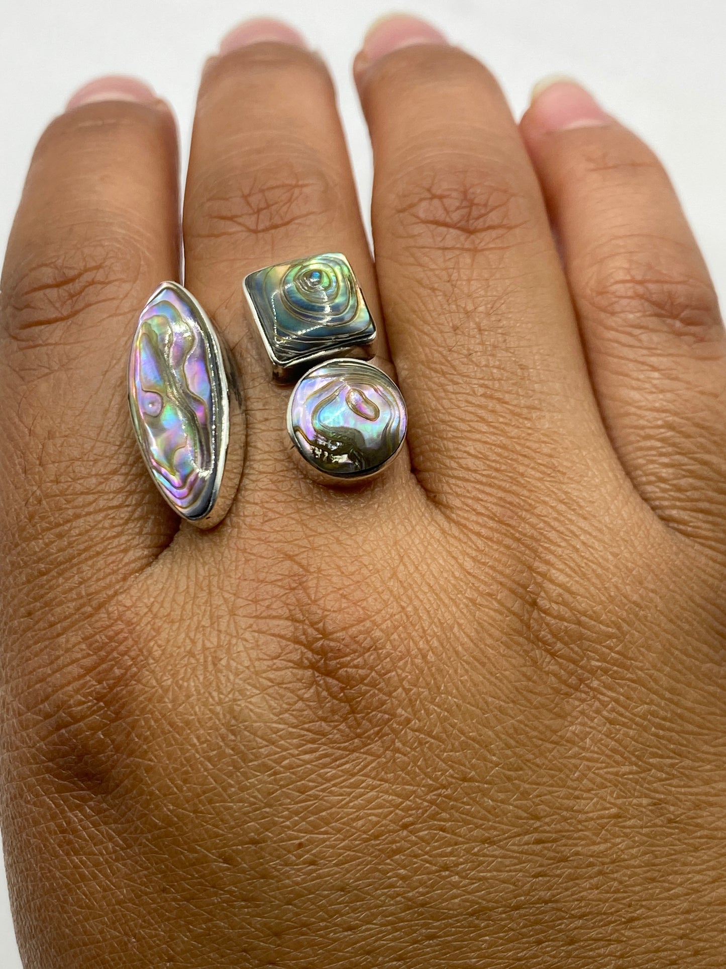 Anillo sobre fondo blanco exhibiendo el sello 925 MEXICO en la banda interna