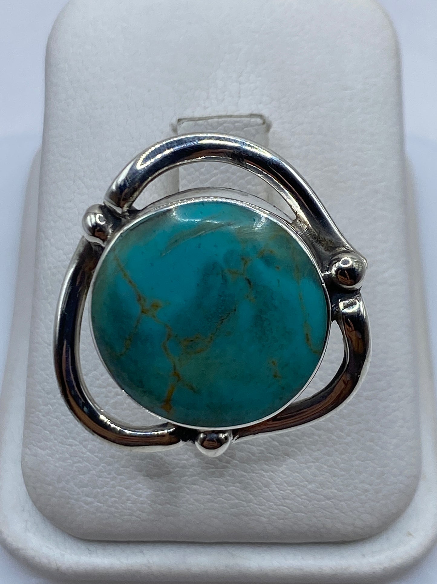 Anillo ajustable de plata .950 con turquesa azul cielo en dedo de mujer