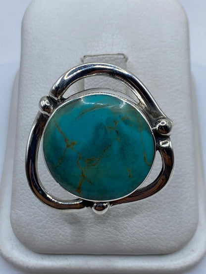 Anillo ajustable de plata .950 con turquesa azul cielo en dedo de mujer