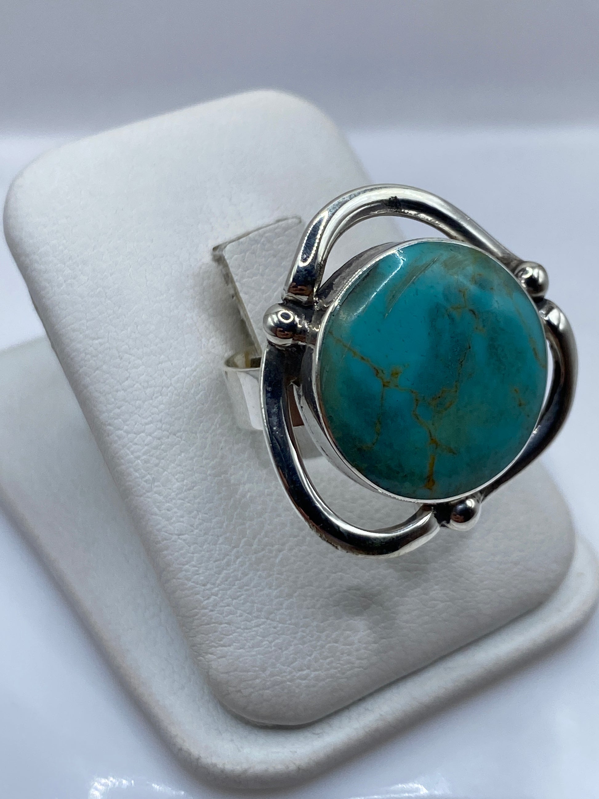 Vista frontal del anillo étnico con marco de herradura en plata de Taxco