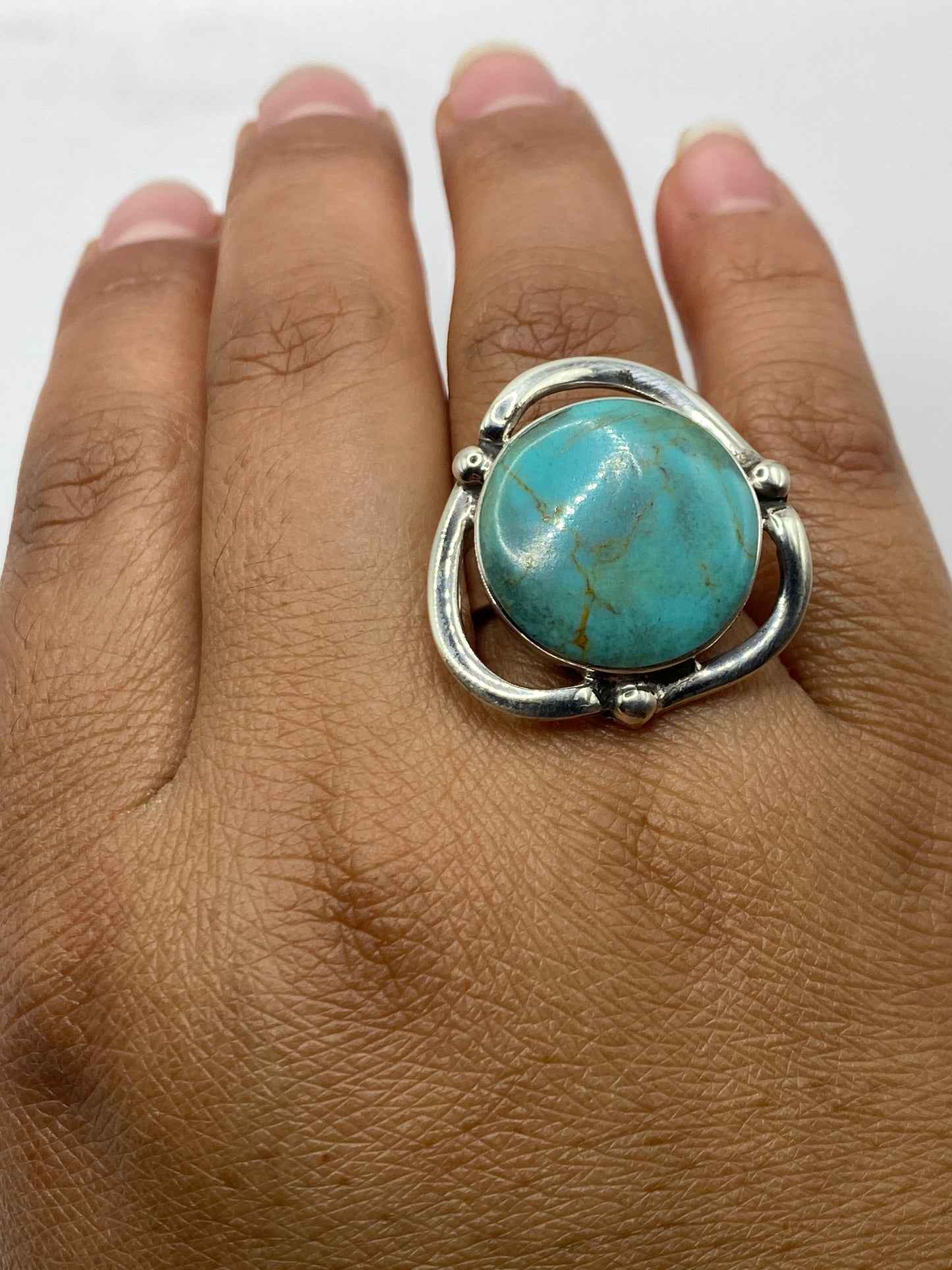 Anillo sobre fondo gris mostrando sello 950 MEXICO en banda interior