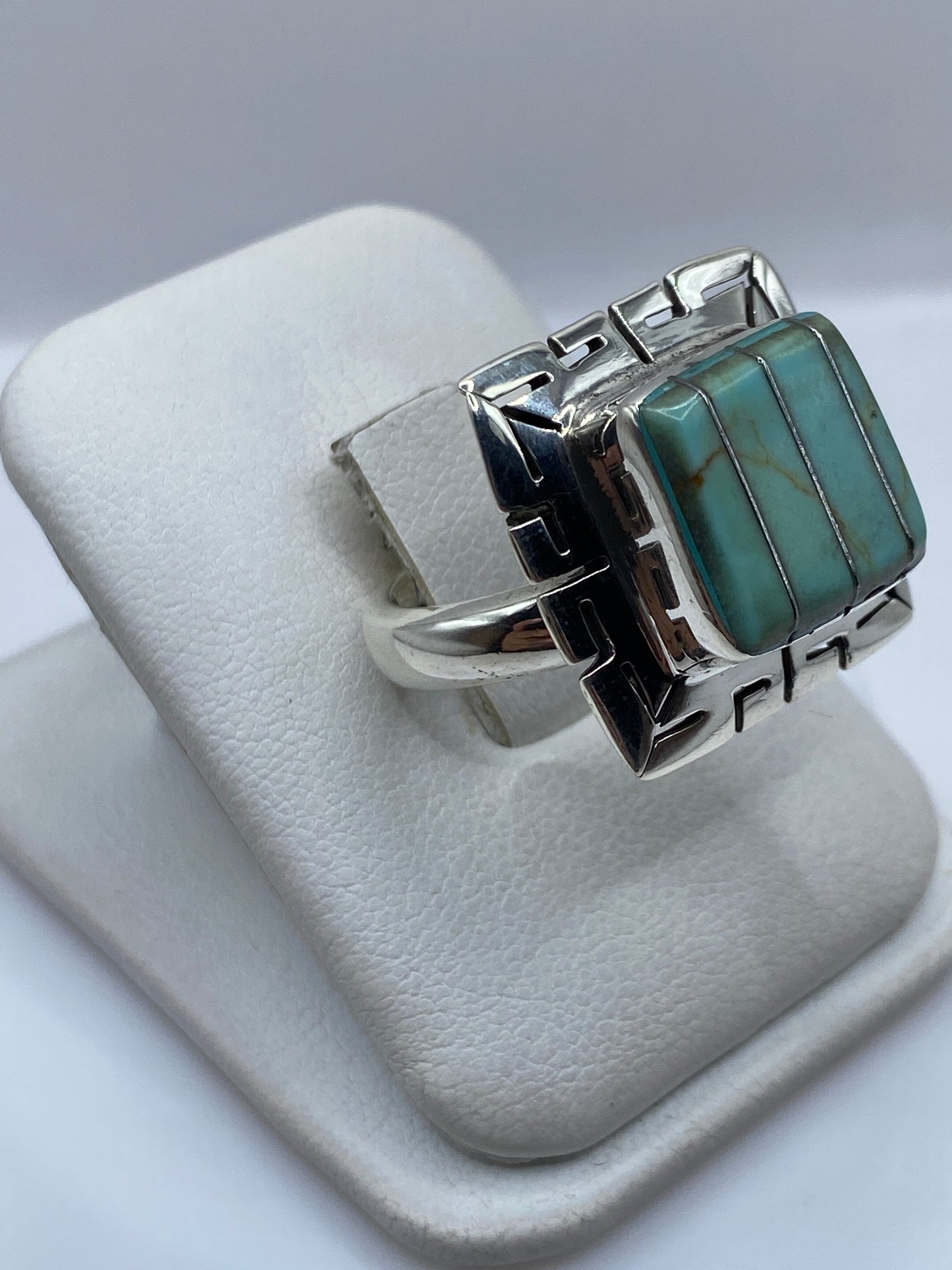 Detalle del engaste de turquesa natural en plata .925, mostrando el veteado auténtico