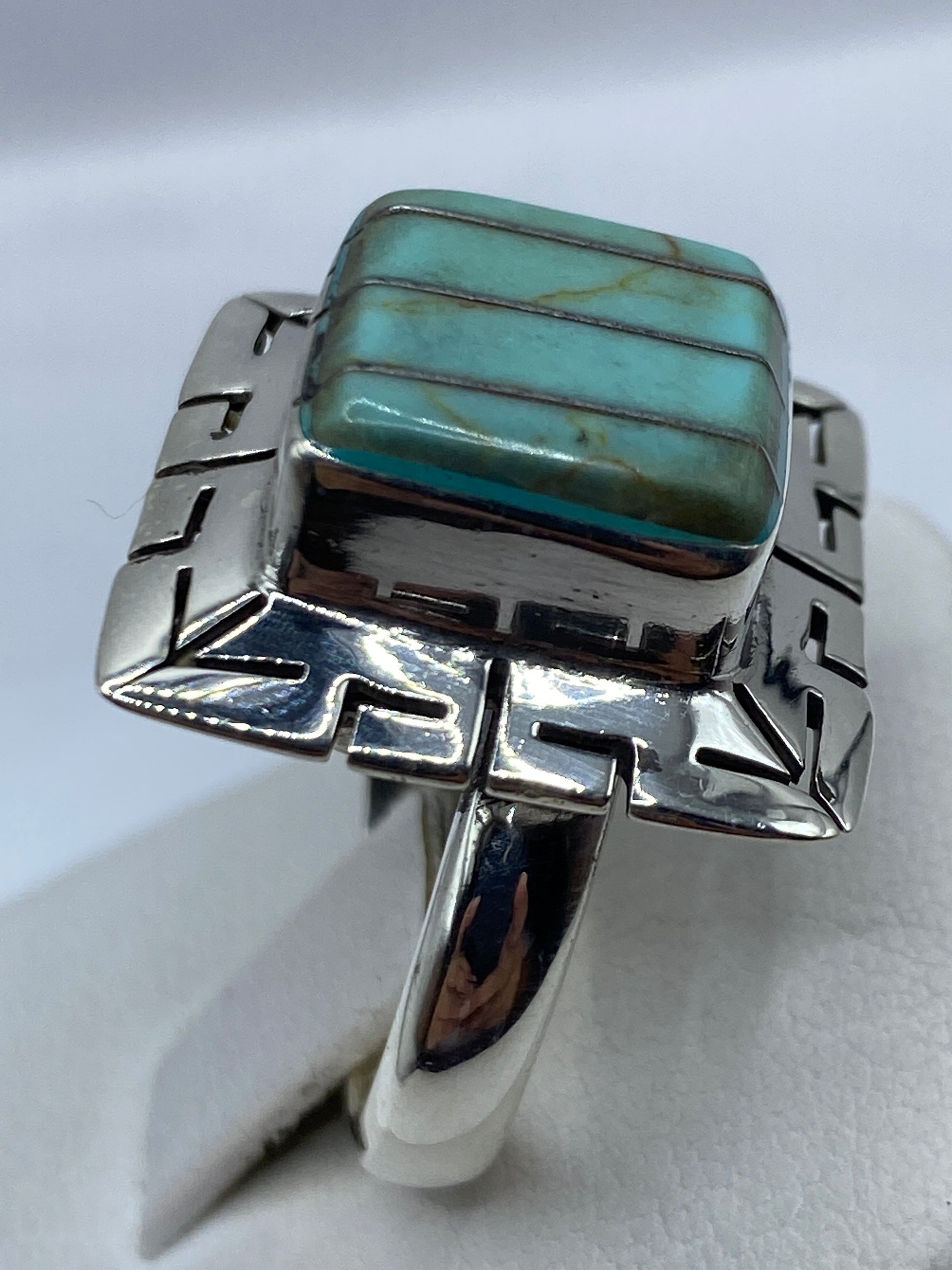 Anillo puesto en dedo, luciendo el patrón prehispánico en los laterales de plata
