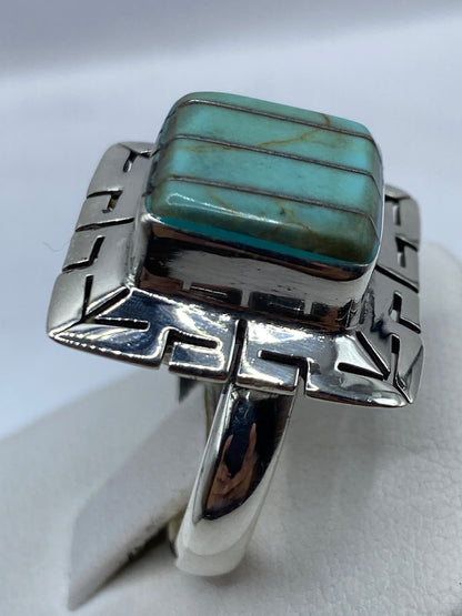 Anillo puesto en dedo, luciendo el patrón prehispánico en los laterales de plata