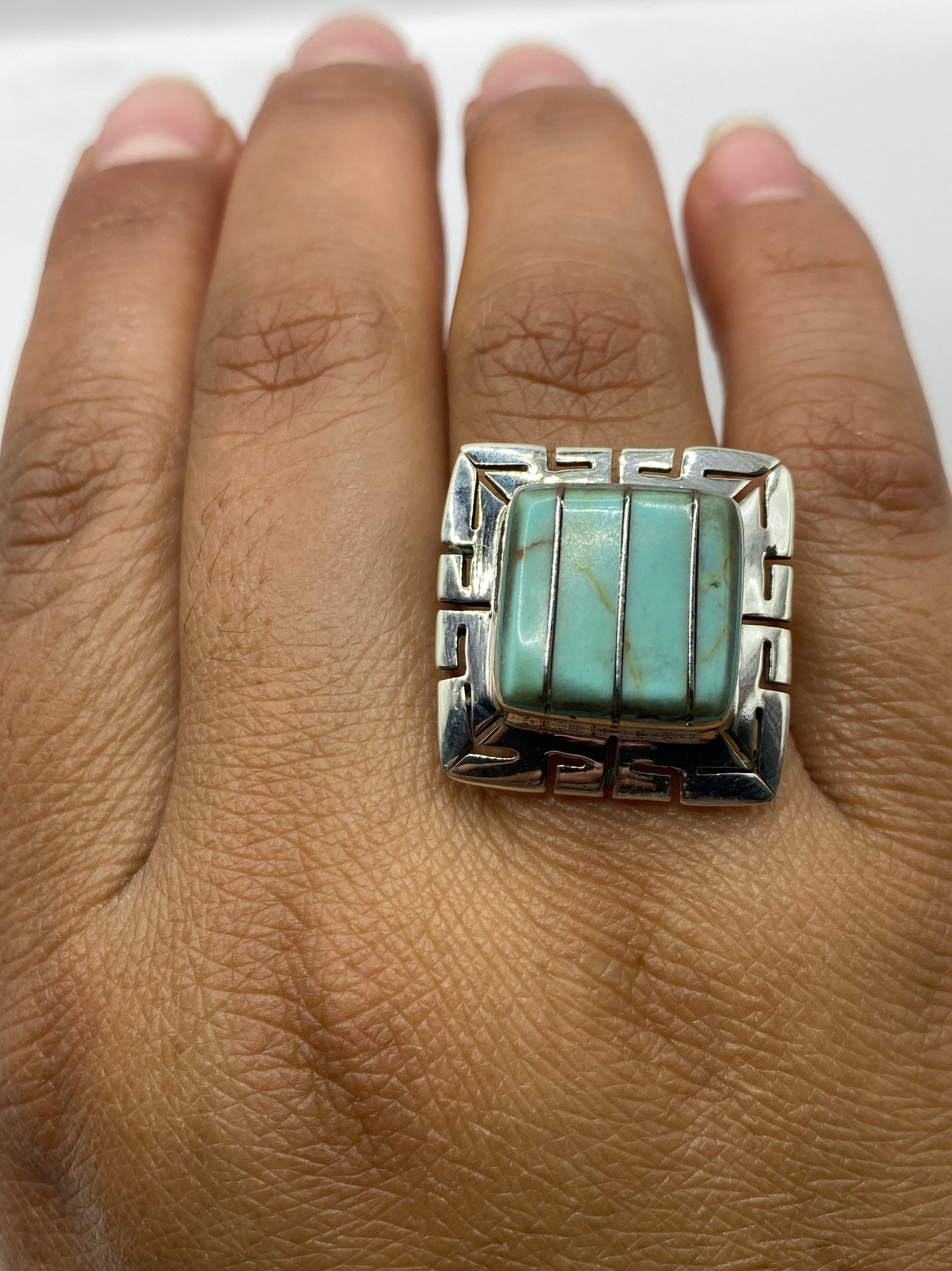 Anillo sobre fondo neutro mostrando el sello 925 MEXICO y el acabado pulido