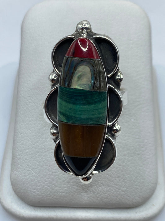 Anillo ajustable de plata con malaquita verde natural, vista frontal mostrando las vetas características