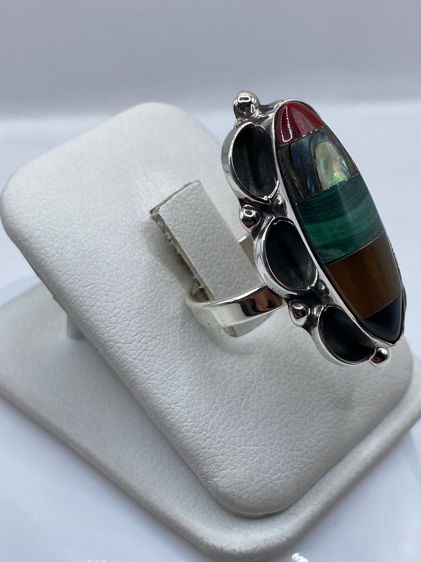 Anillo de malaquita en plata .925 puesto en dedo, detalle del engaste artesanal
