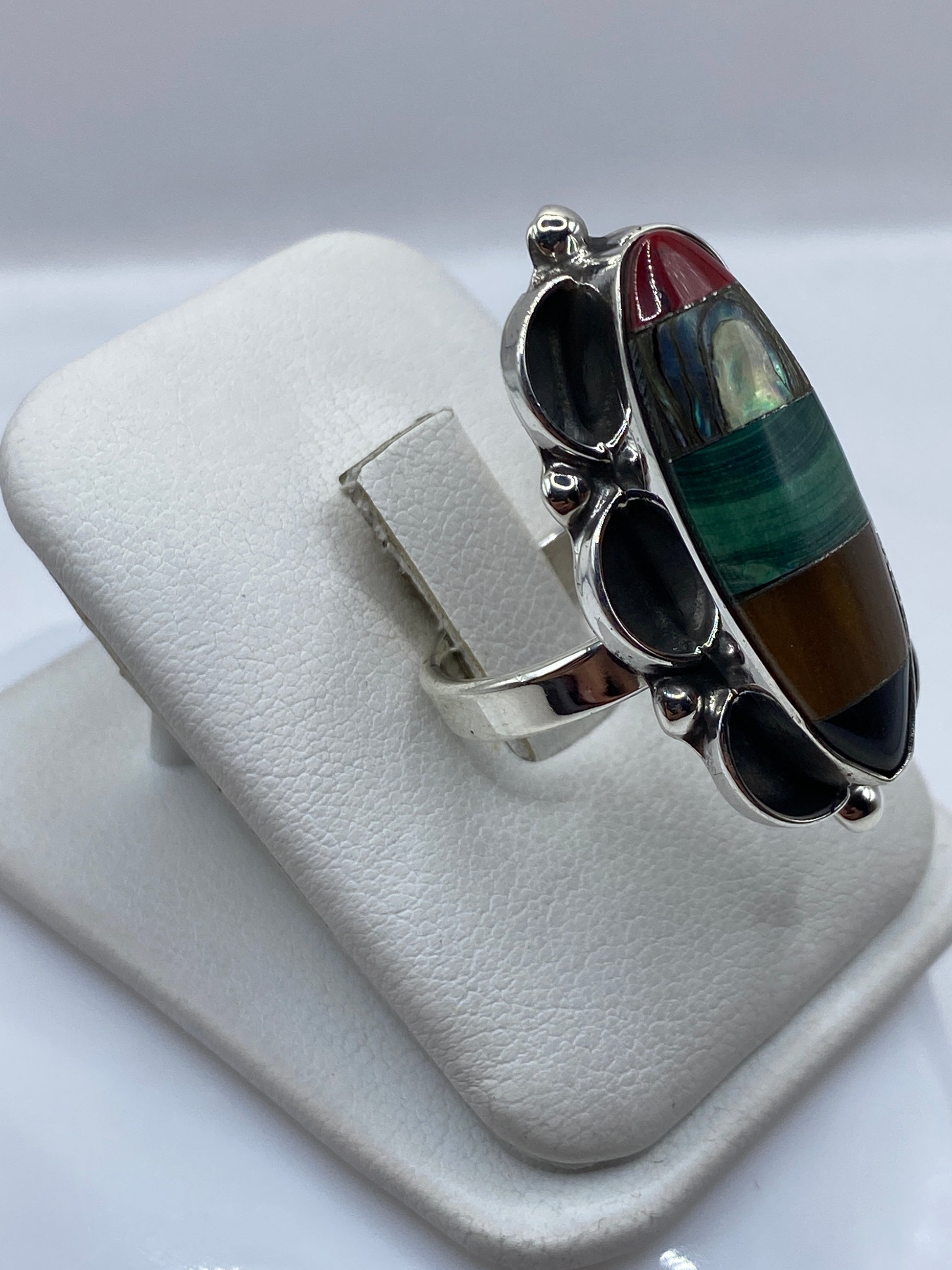 Anillo de malaquita en plata .925 puesto en dedo, detalle del engaste artesanal