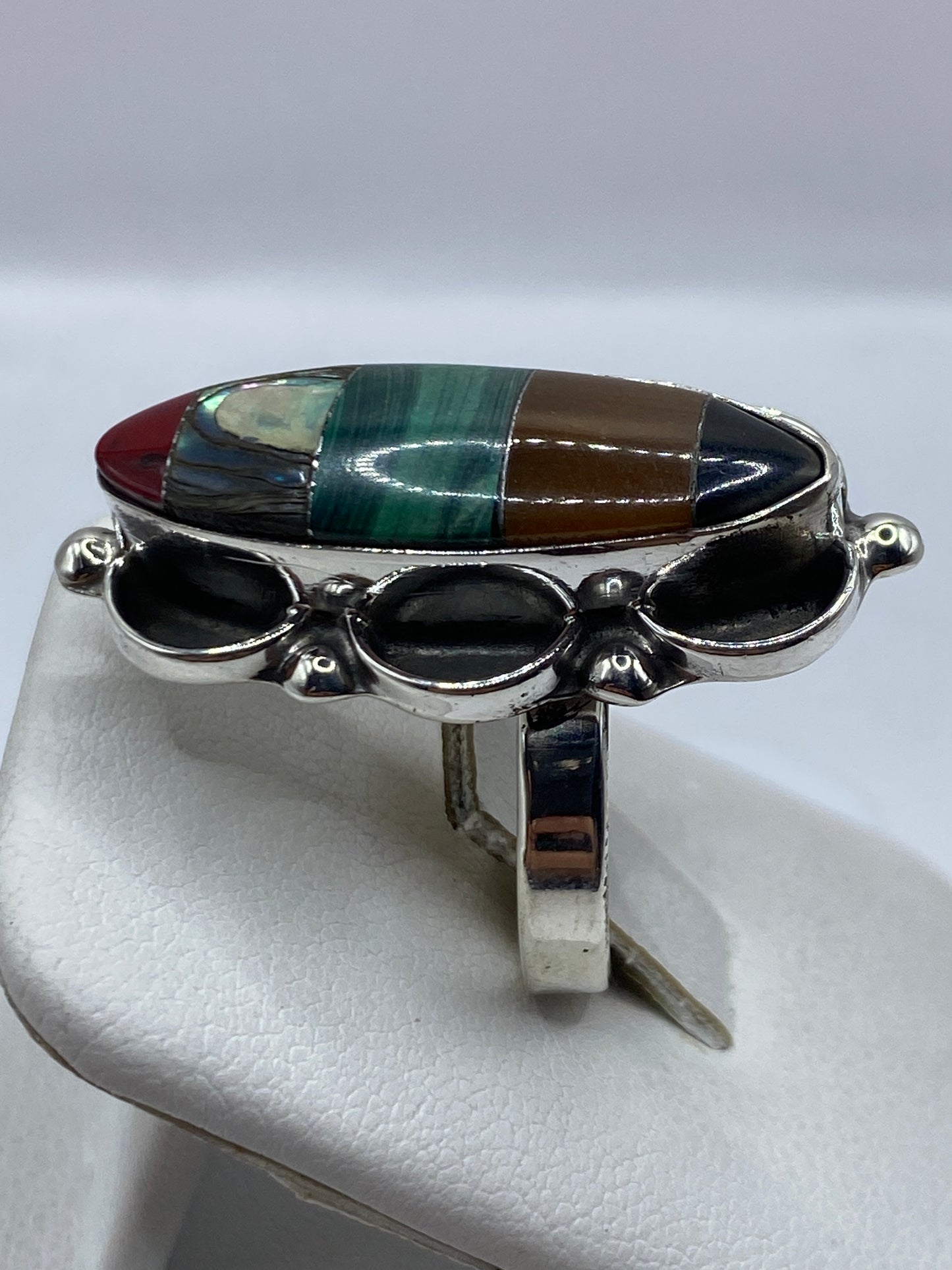 Vista superior del anillo ajustable malaquita, iluminación que muestra profundidad de color