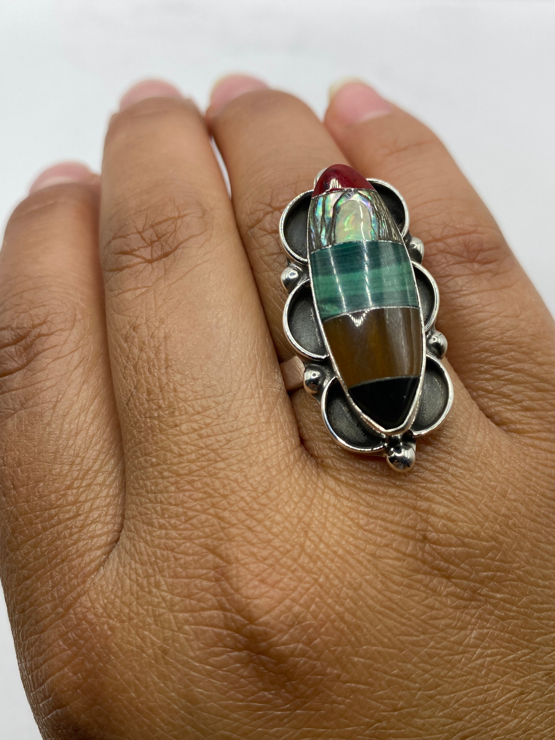 Anillo de plata con sello 925 MEXICO, vista lateral del diseño y cierre ajustable