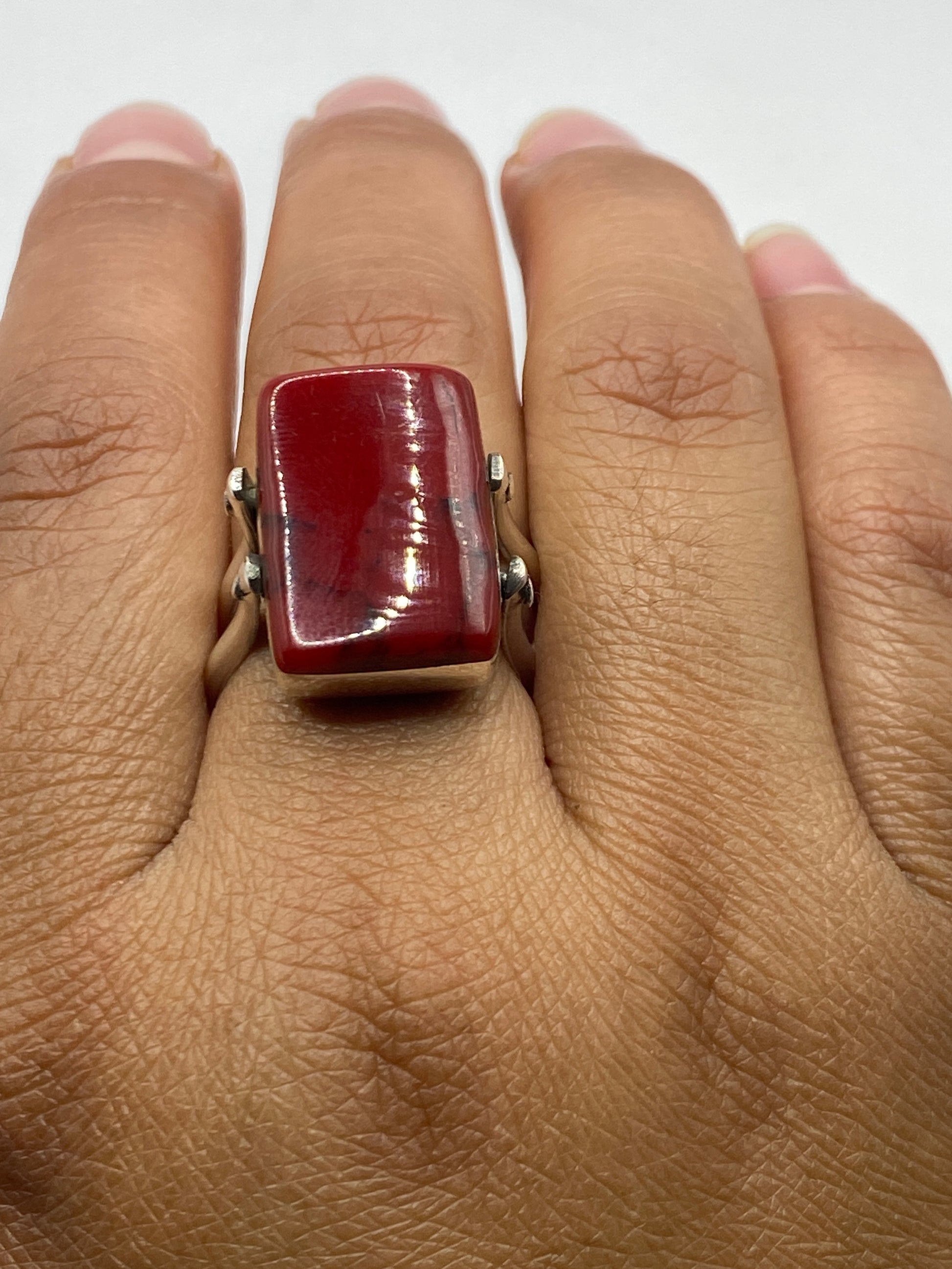 Anillo sobre fondo blanco con sello 925 visible en la banda interna