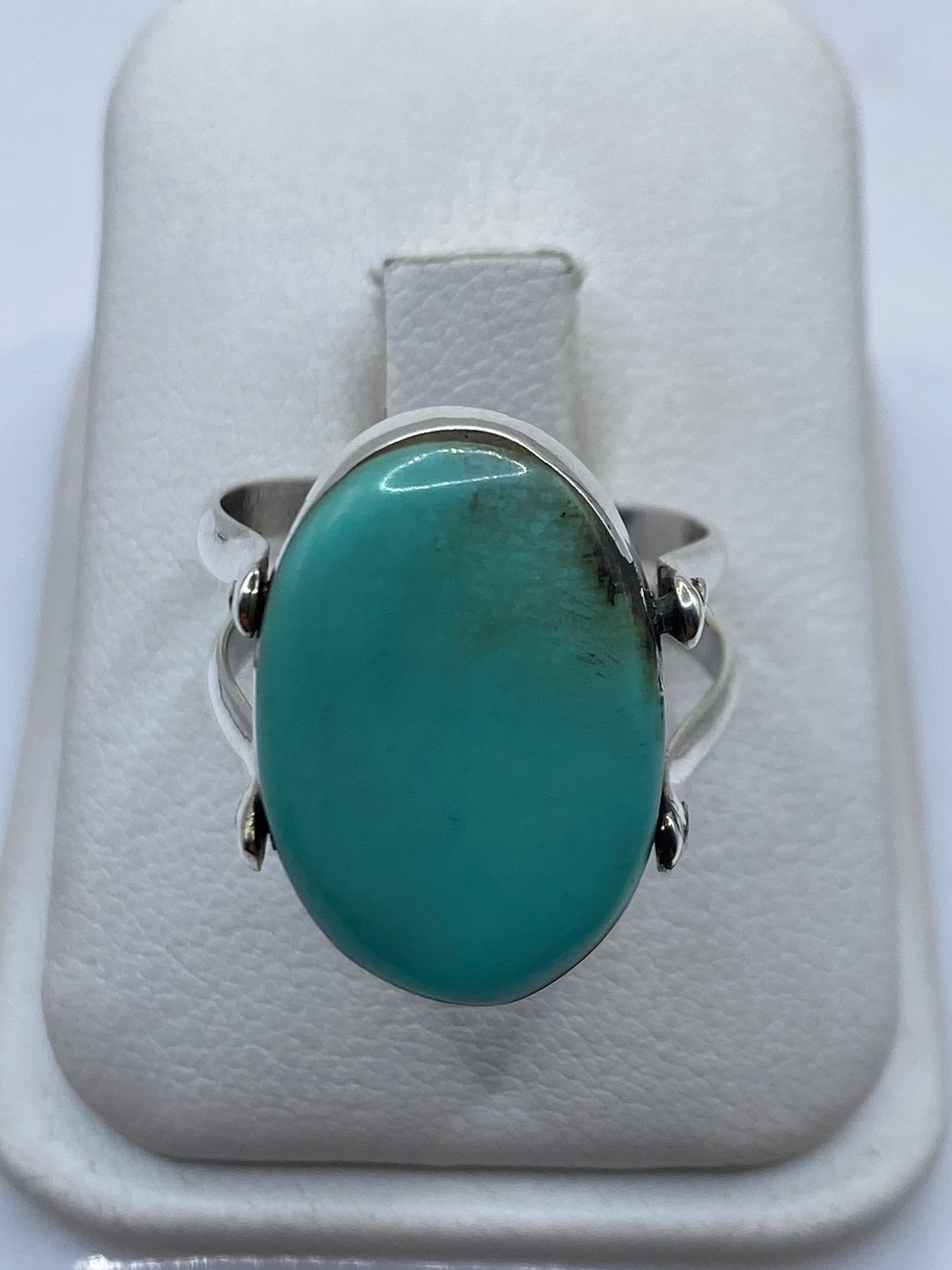 Anillo de plata con turquesa azul cielo en forma solitaria, frente plano mostrando la piedra