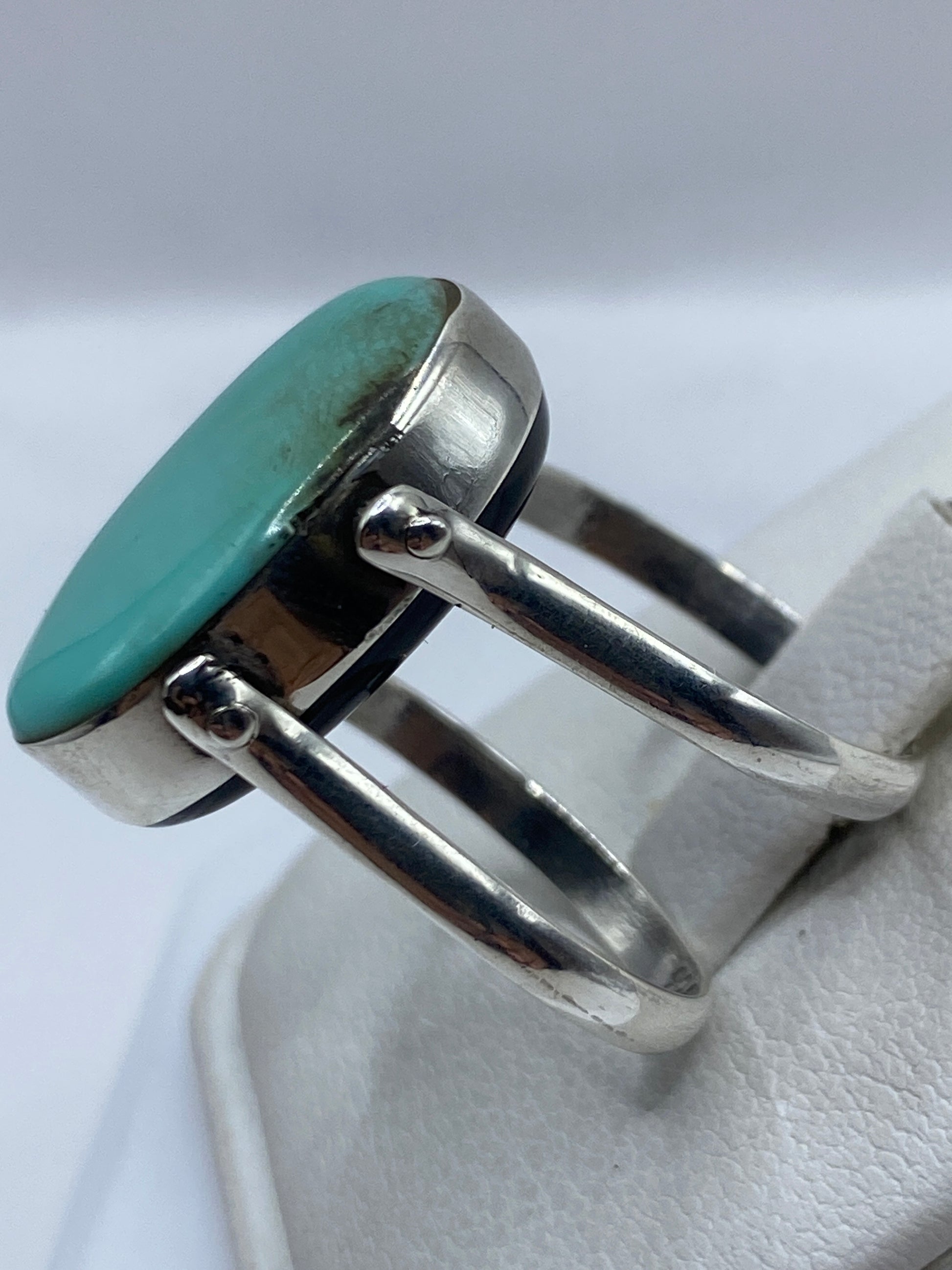 Pulsera de plata plateada con turquesa azul oscuro cabujón pulido, detalle de cierre y eslabones