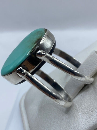 Pulsera de plata plateada con turquesa azul oscuro cabujón pulido, detalle de cierre y eslabones