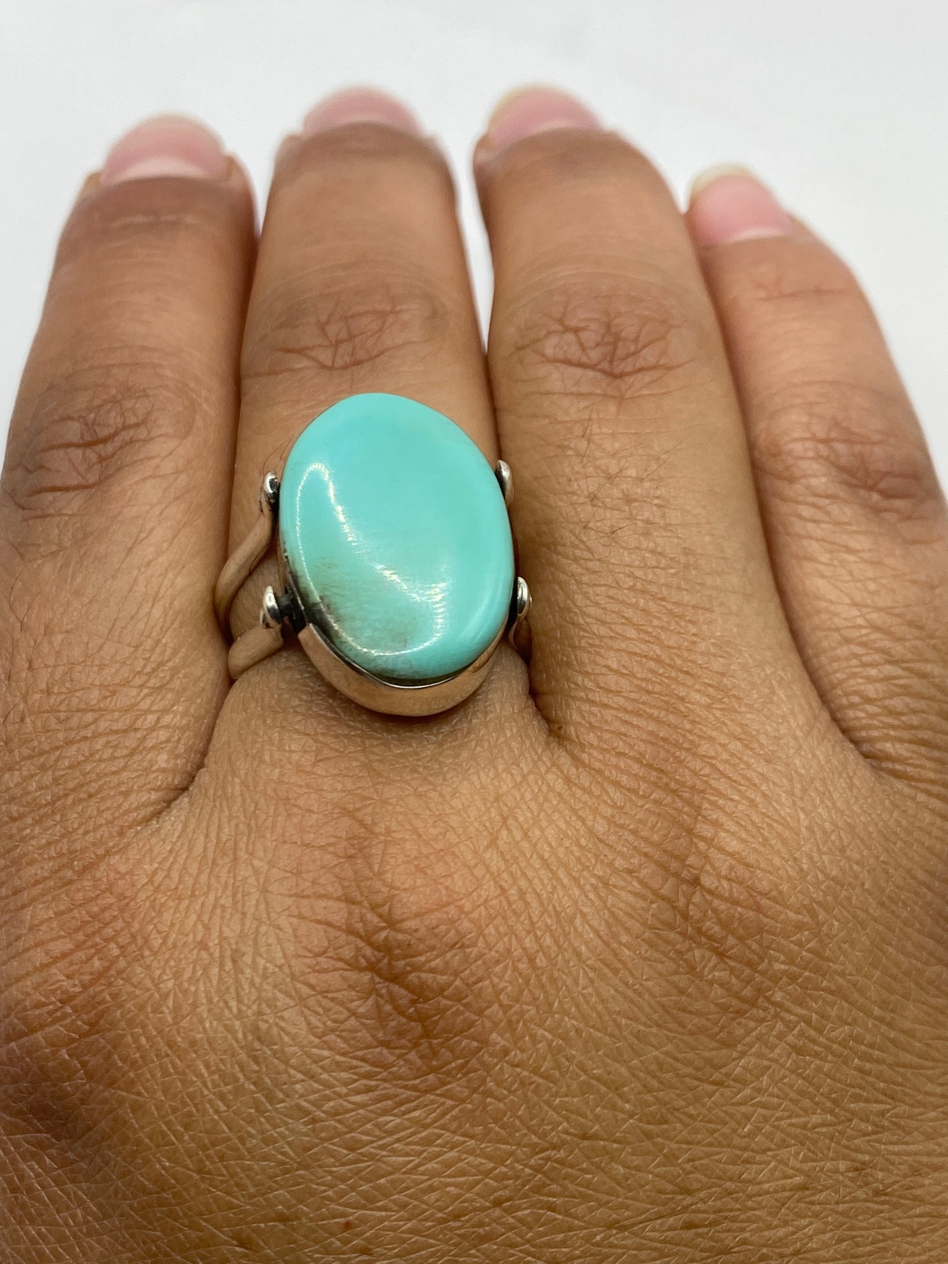 Anillo y pulsera de plata .925 con turquesa en diferentes tonos azul cielo, sobre fondo blanco