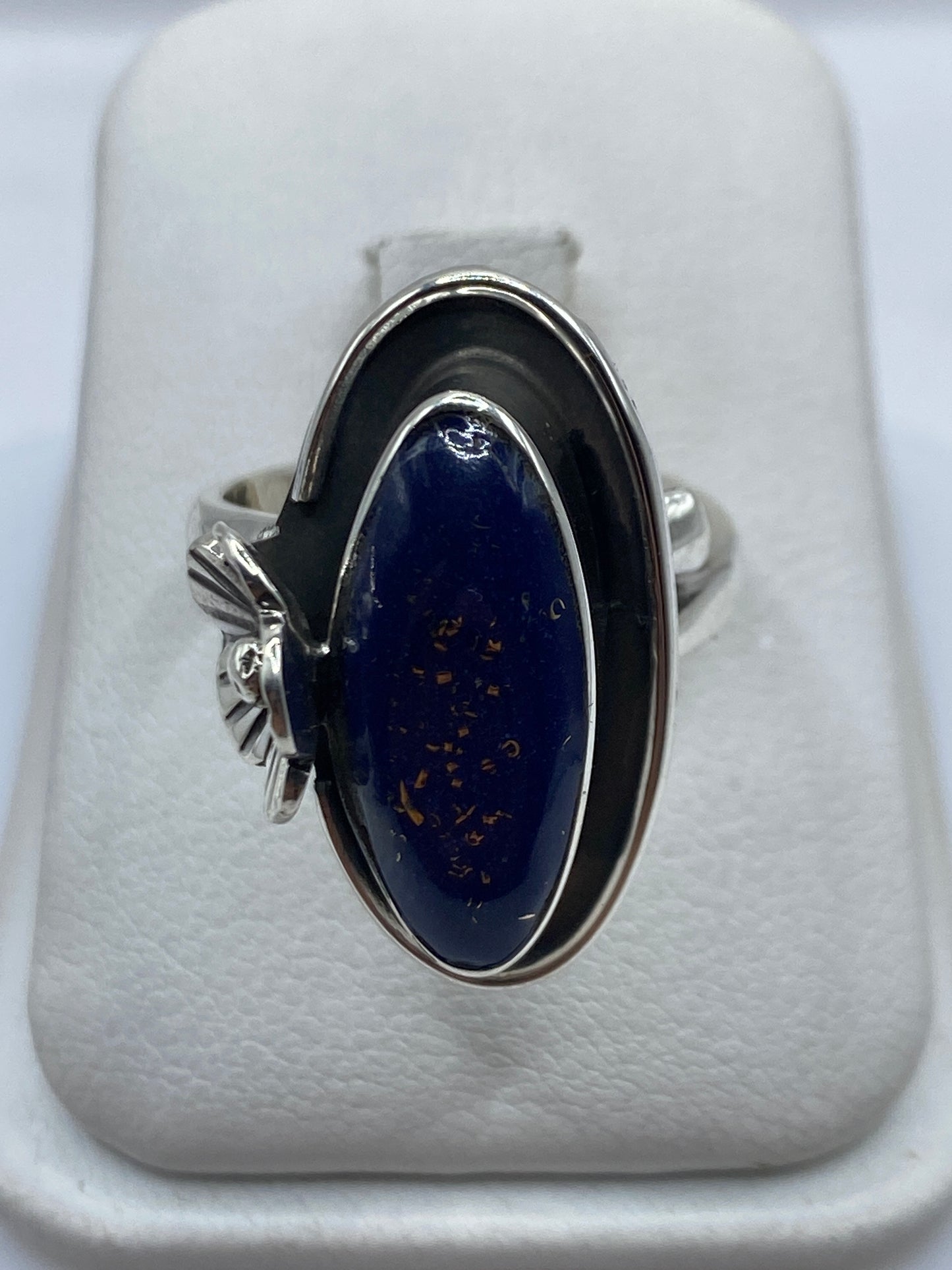 Anillo de plata .925 con flor tallada y lapislázuli azul profundo en estuche blanco