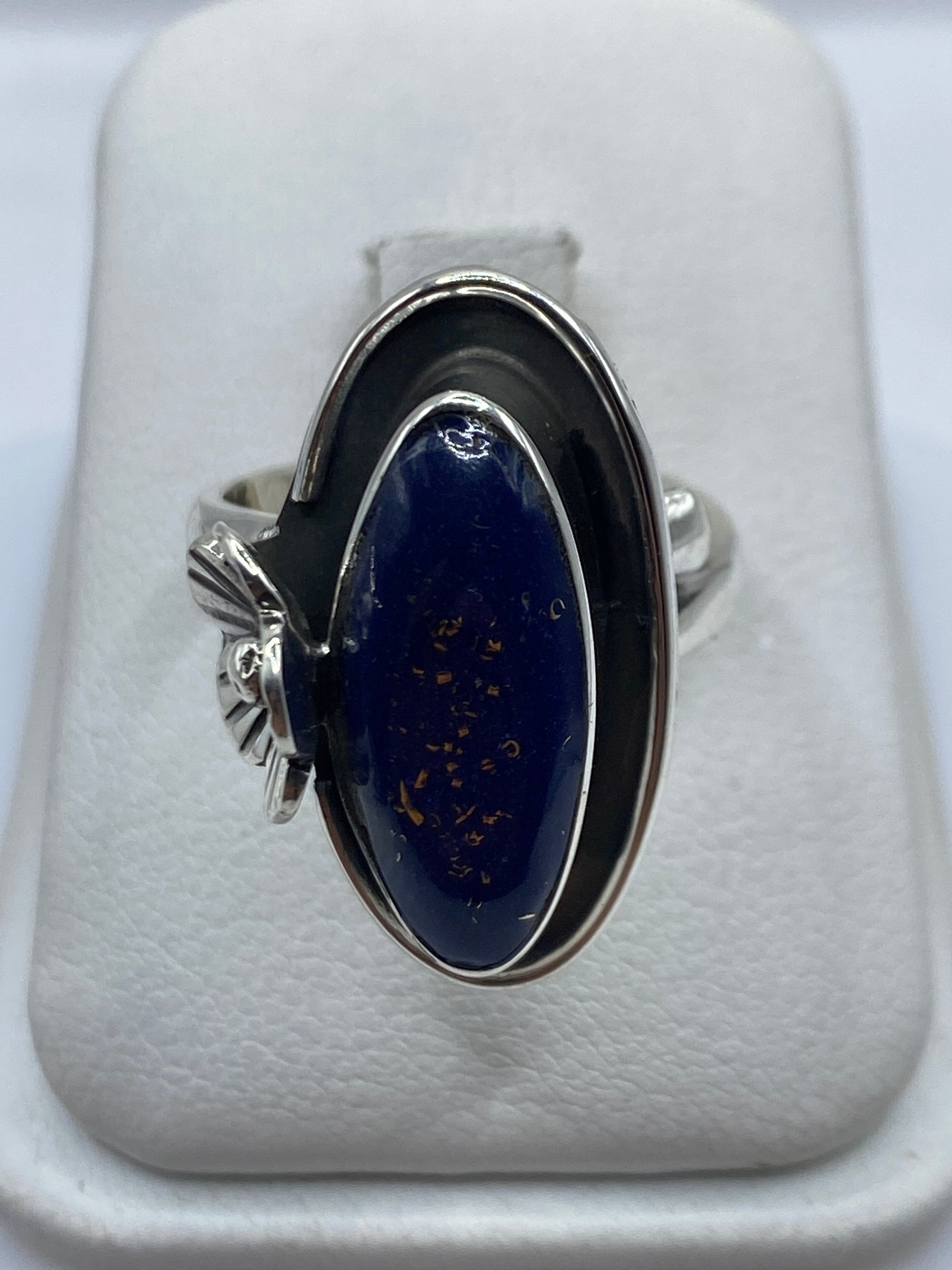 Anillo de plata .925 con flor tallada y lapislázuli azul profundo en estuche blanco