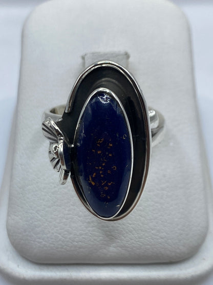 Anillo de plata .925 con flor tallada y lapislázuli azul profundo en estuche blanco