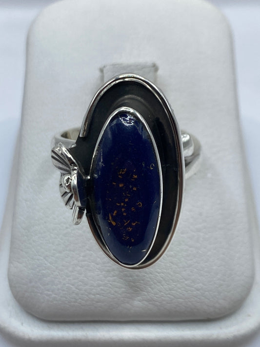 Anillo de plata .925 con flor tallada y lapislázuli azul profundo en estuche blanco