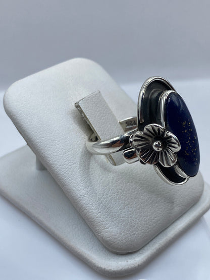 Vista lateral del anillo ajustable mostrando la flor en relieve y sello .925
