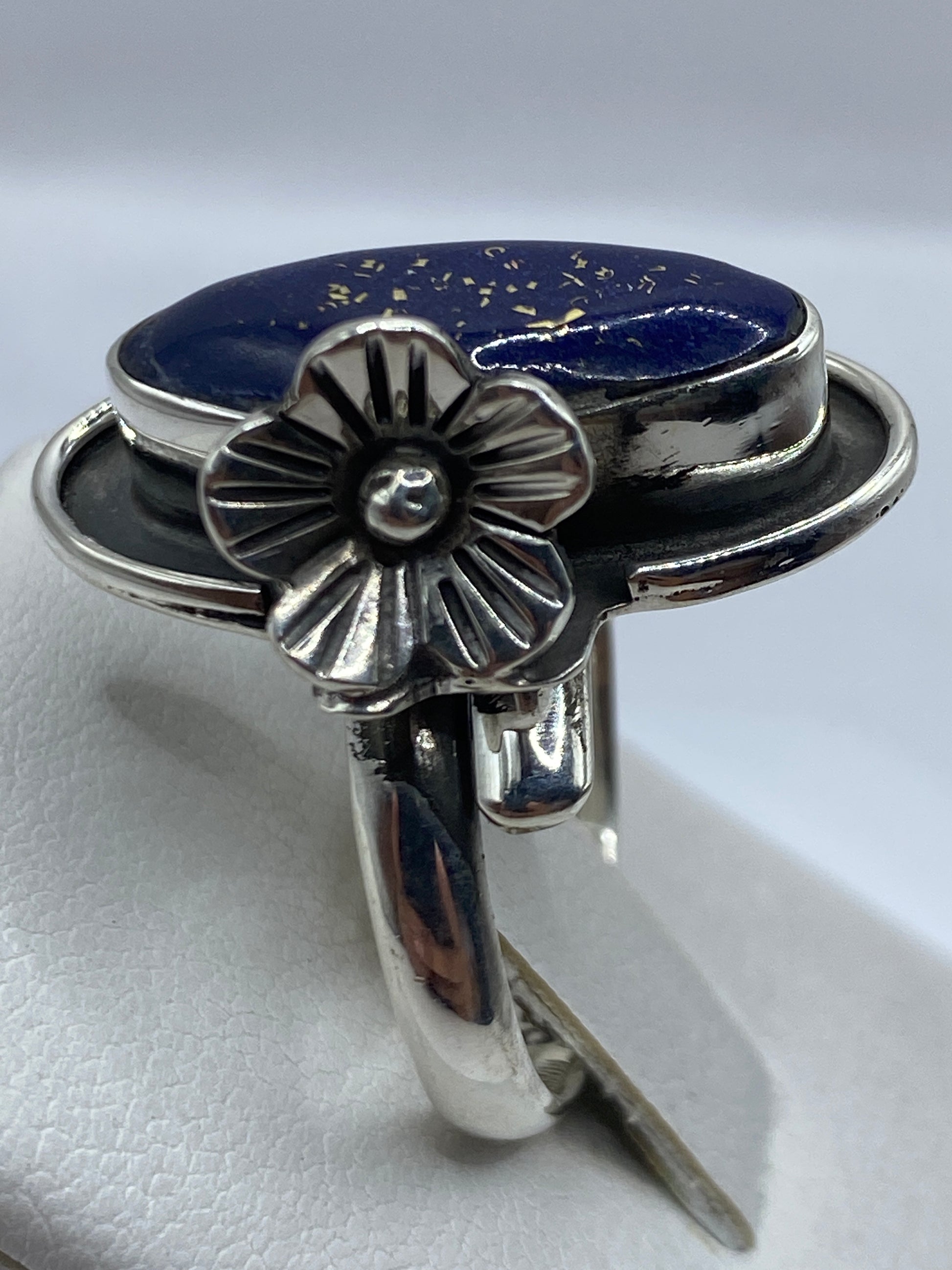 Detalle del lapislázuli azul con vetas de oro pirita en la montura doble