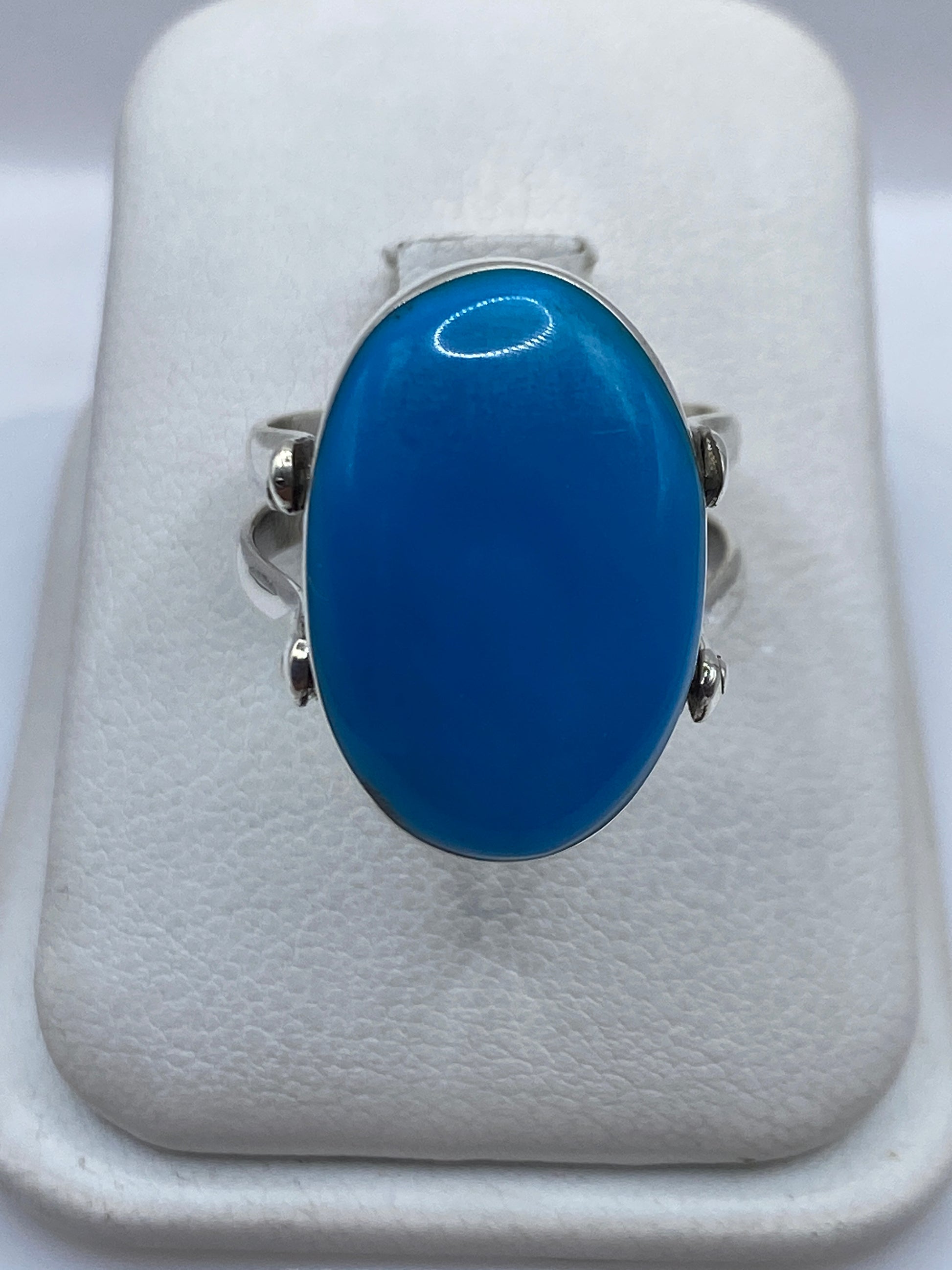 Anillo de plata .925 con ónix negro oval engastado en marco de plata brillante