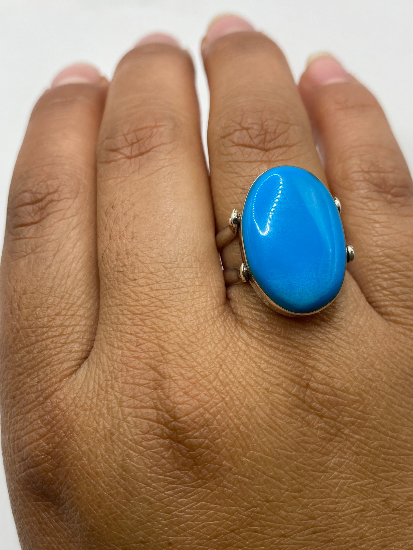 Anillo sobre dedo modelo mostrando proporción y elegancia del diseño