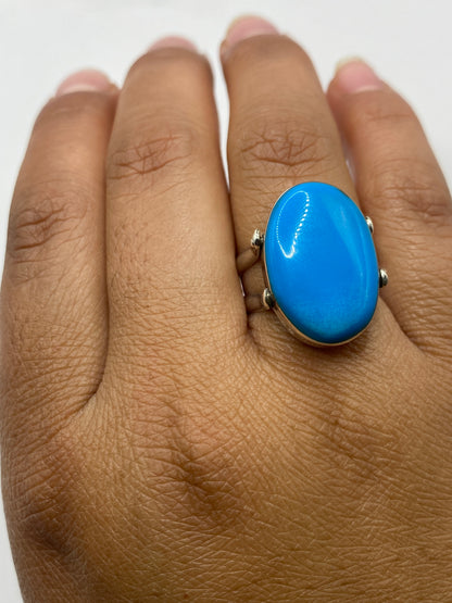 Anillo sobre dedo modelo mostrando proporción y elegancia del diseño