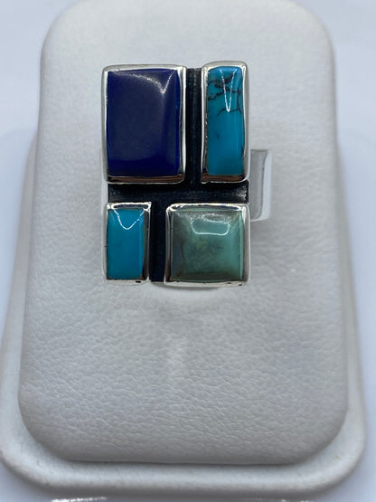 Anillo de plata con turquesa azul cielo de diseño geométrico en la mano