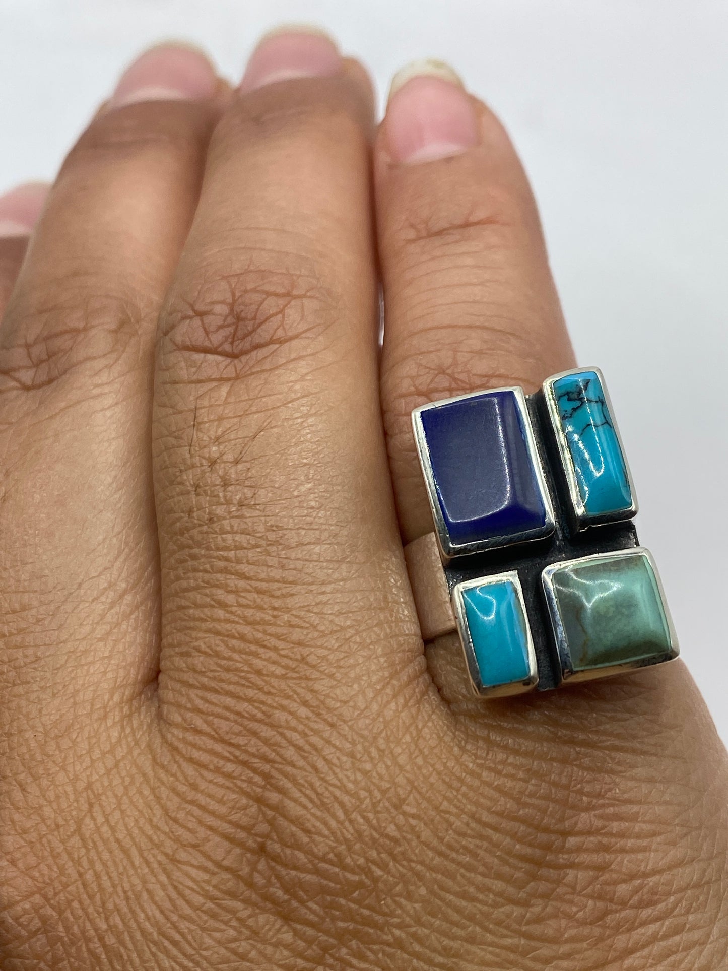 Anillo de turquesa y plata mostrando el sello 925 en la banda interior