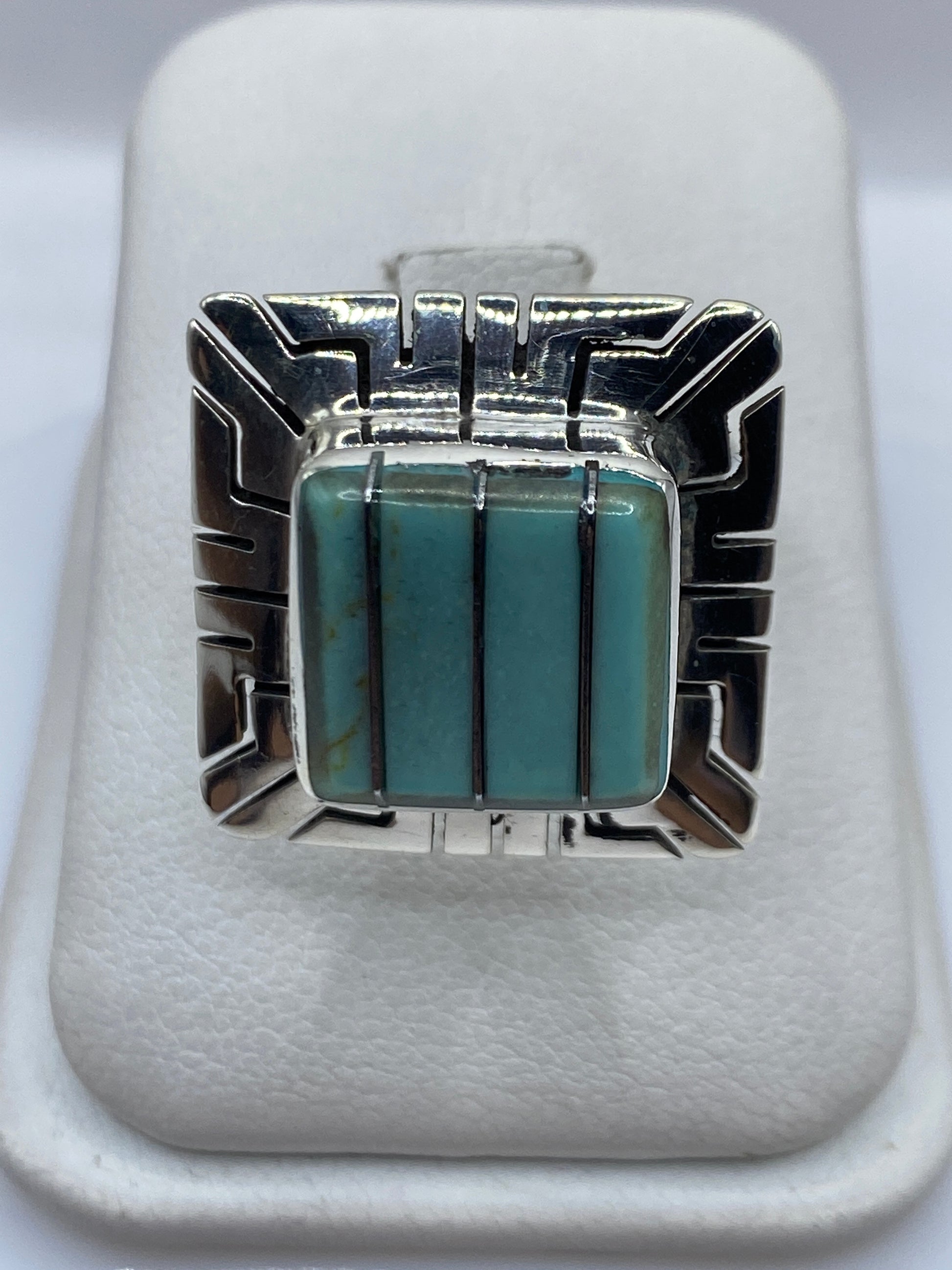 Anillo de turquesa azul cielo con marco geométrico en plata .925, frente amplio