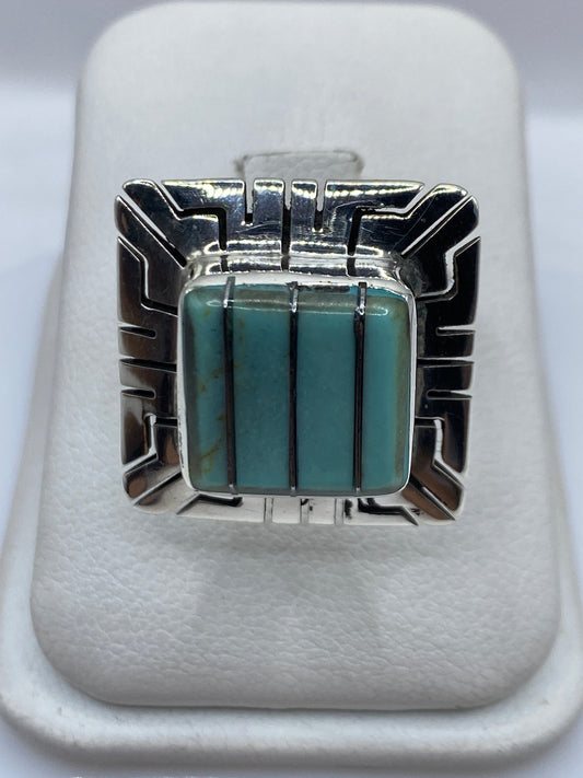 Anillo de turquesa azul cielo con marco geométrico en plata .925, frente amplio