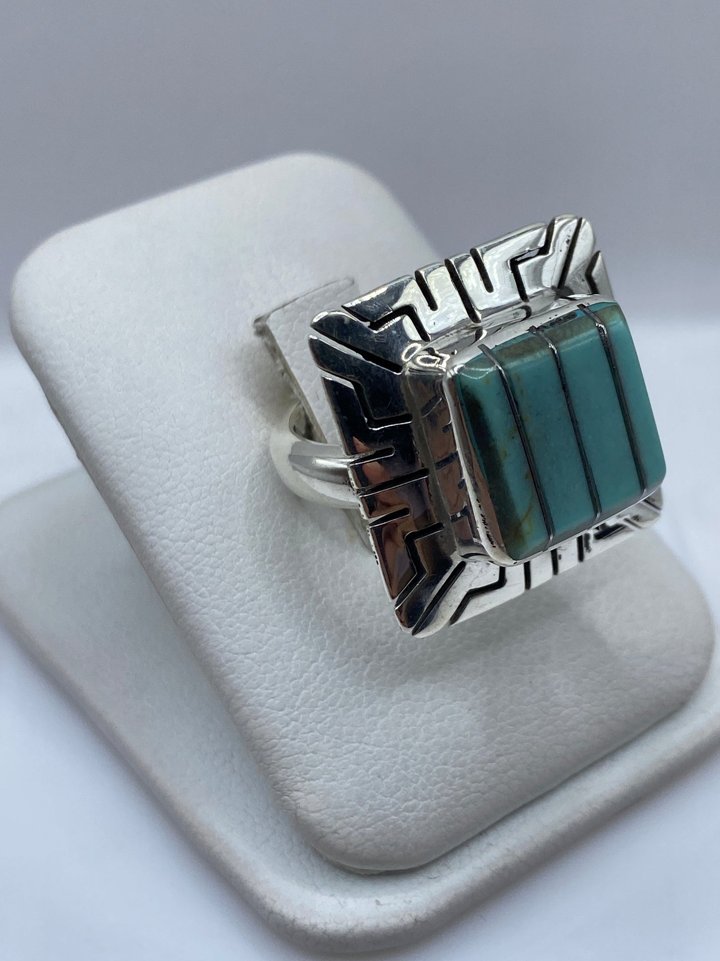 Vista lateral del anillo ajustable de turquesa mostrando el mecanismo de adaptación