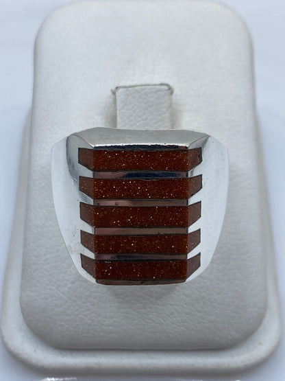 Anillo de plata con franjas de piedra café en estuche blanco