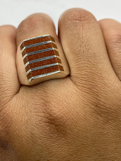 Anillo en dedo masculino mostrando presencia y ajuste en talla 11
