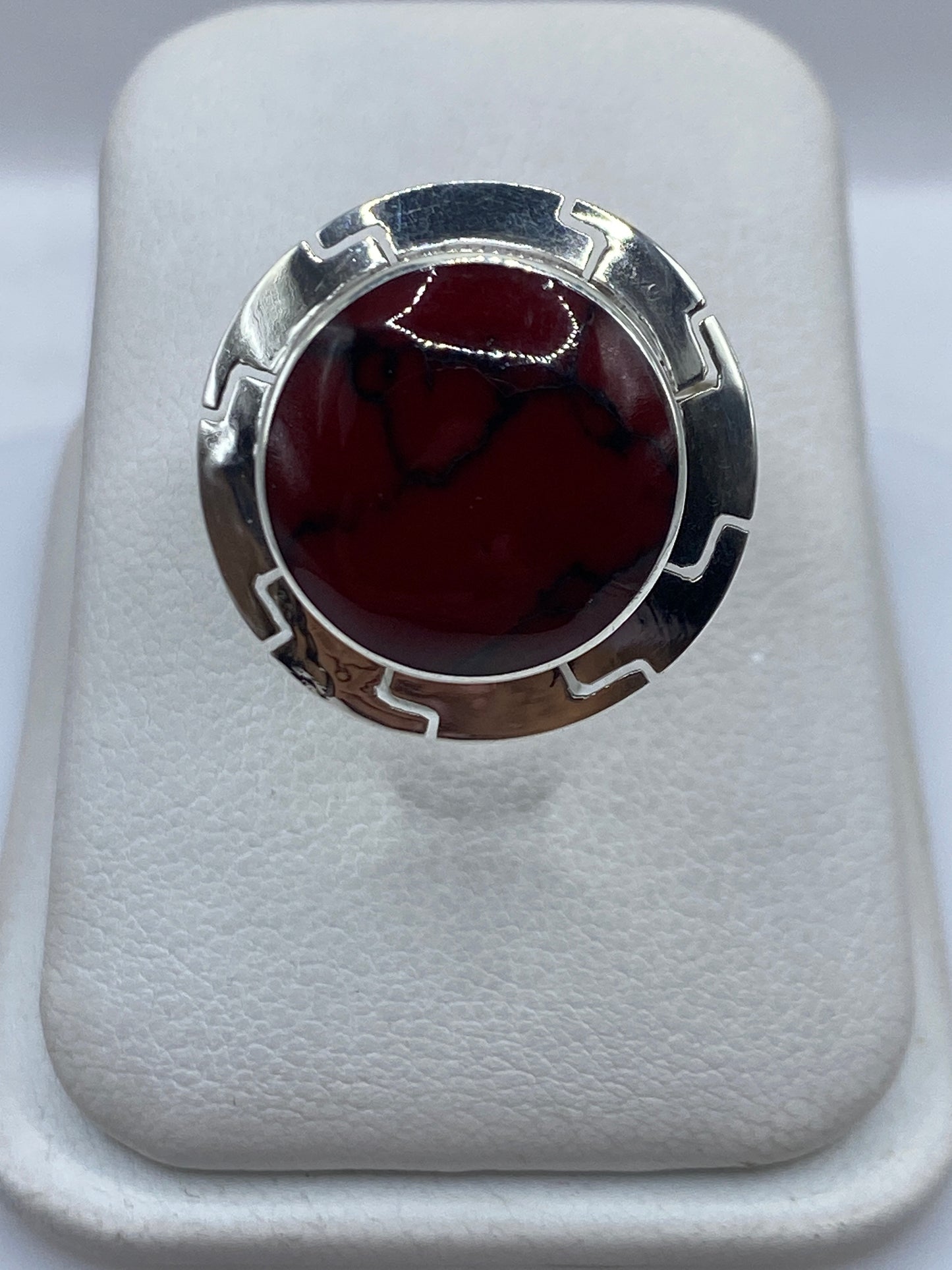 Anillo ajustable de plata con coral rojo en estuche blanco