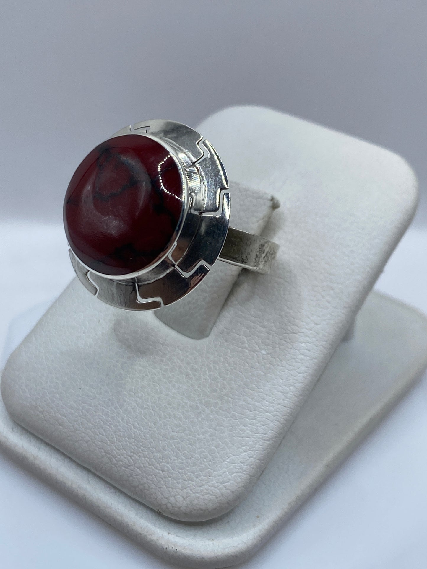 Detalle del anillo de coral rojo en plata .925 visto de frente