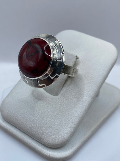 Detalle del anillo de coral rojo en plata .925 visto de frente