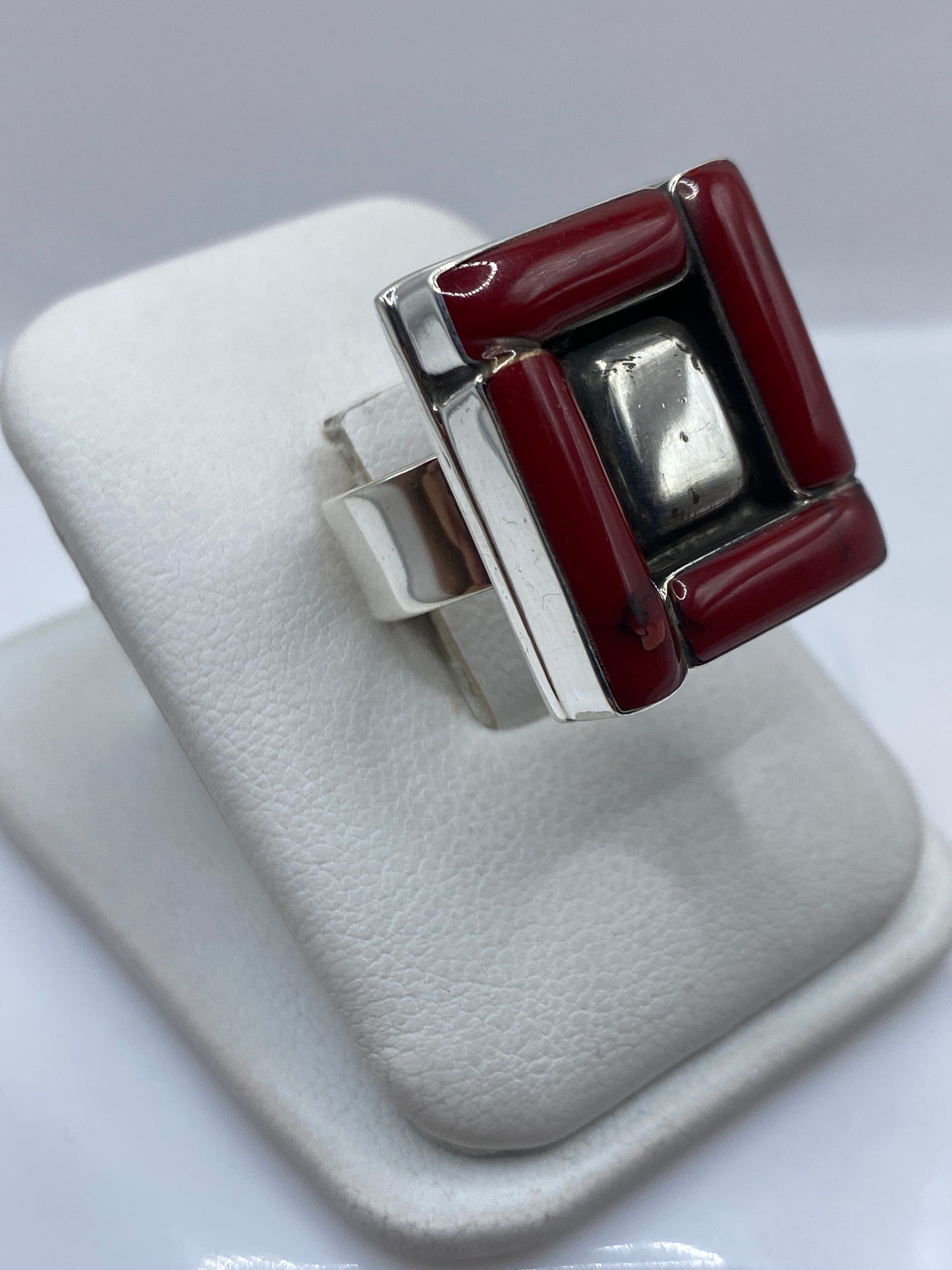 Anillo de coral rojo en plata .925 puesto en dedo, mostrando diseño de frente