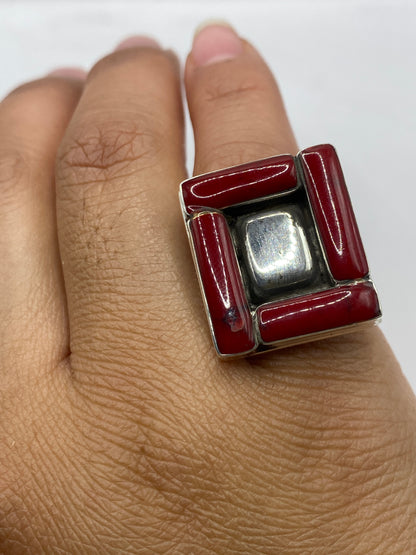 Anillo geométrico de coral rojo sobre balanza mostrando peso de 15.8 gramos
