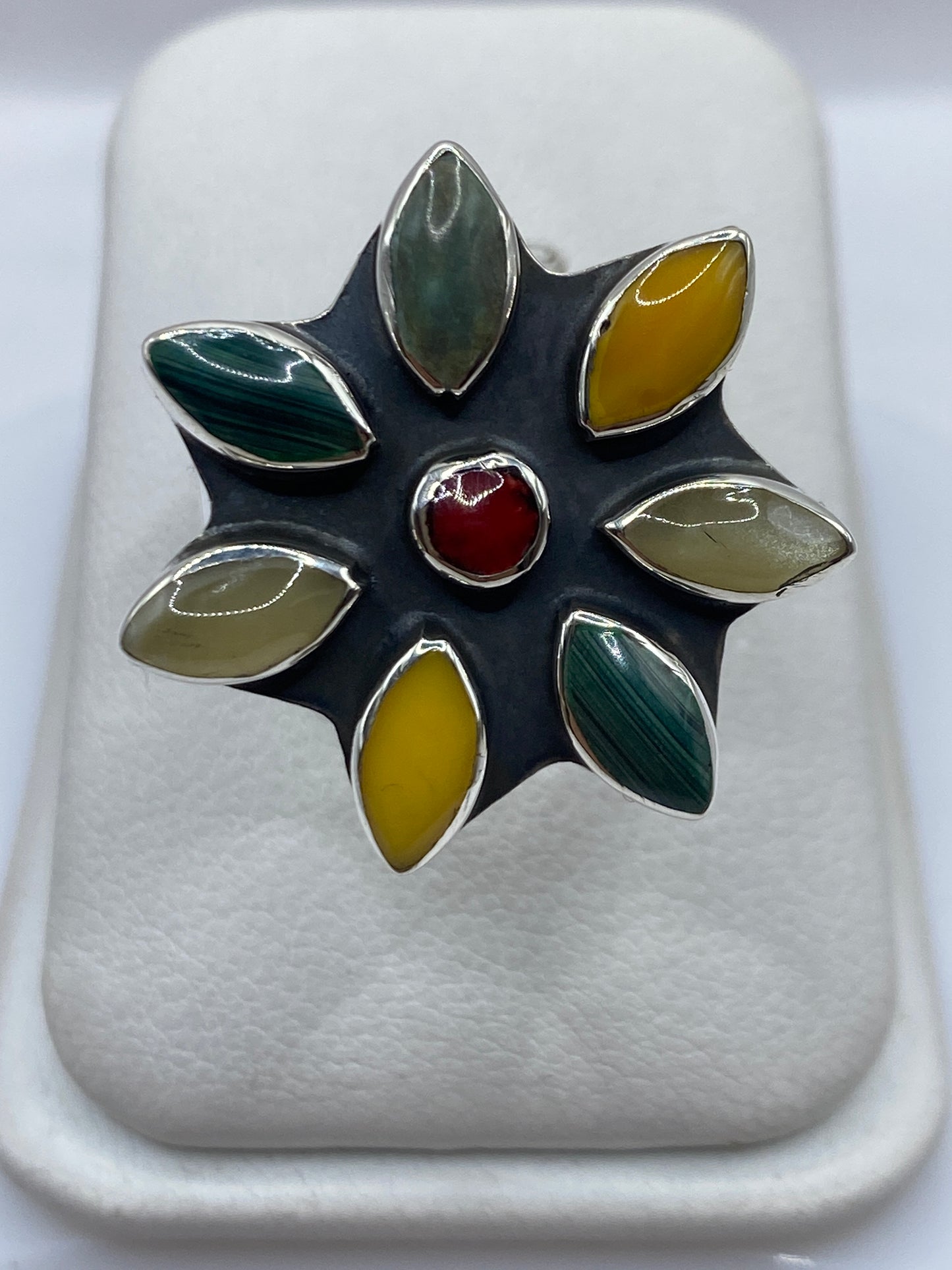 Anillo de plata .950 con malaquita verde en forma geométrica floral, vista superior