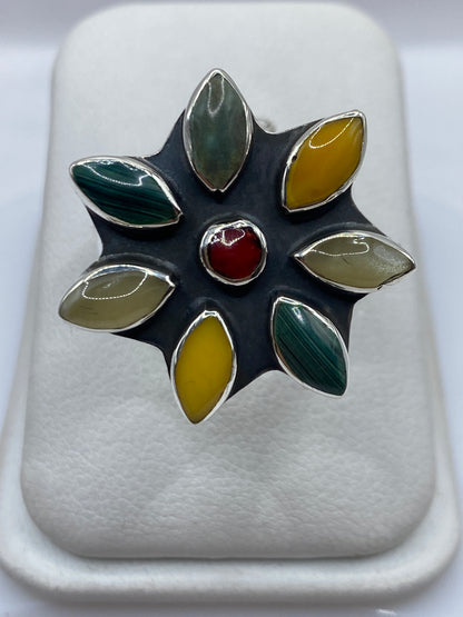 Anillo de plata .950 con malaquita verde en forma geométrica floral, vista superior