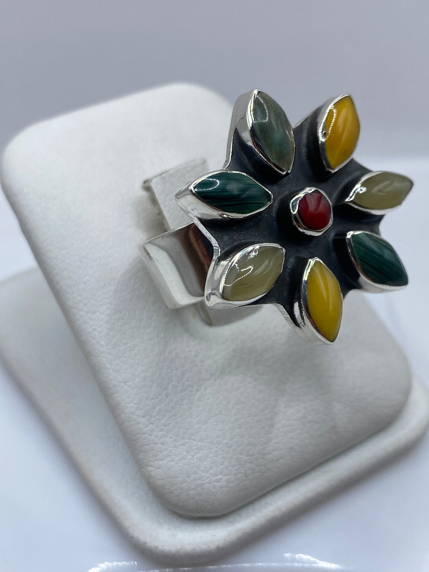 Anillo ajustable de malaquita en la mano de una mujer, mostrando las vetas verdes naturales
