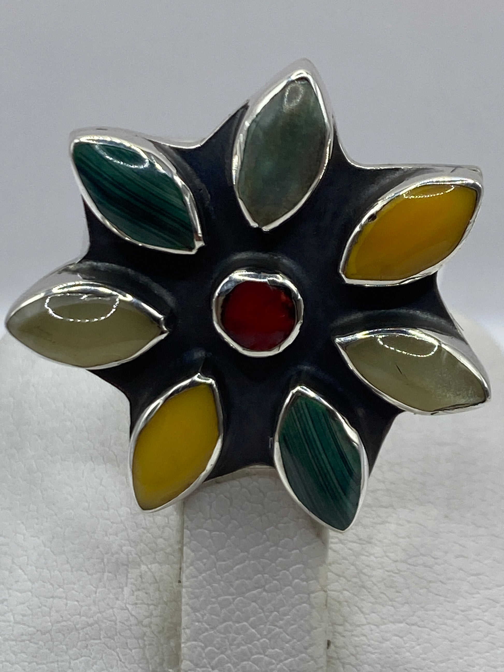 Detalle lateral del anillo artesanal de plata con malaquita pulida