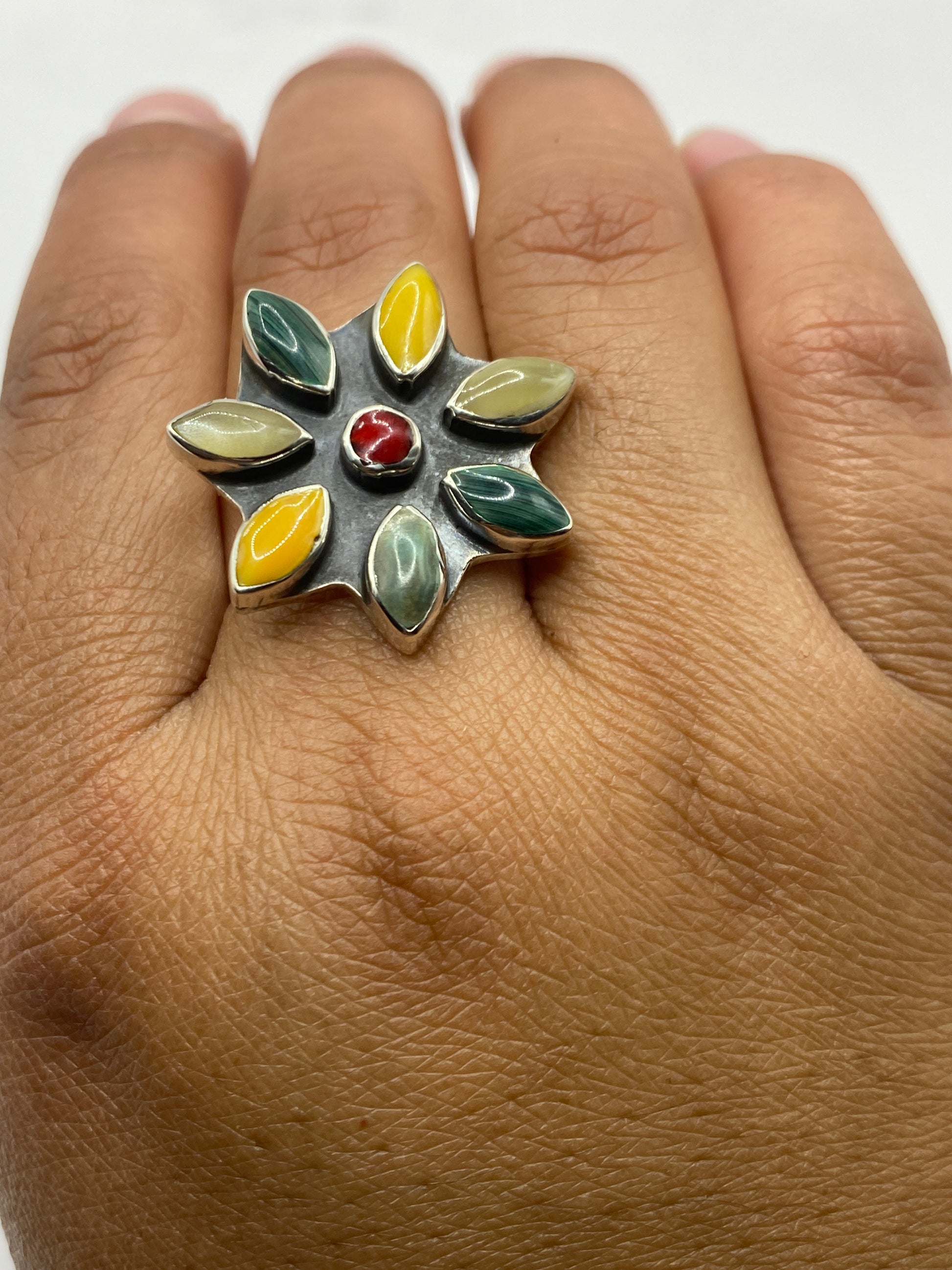 Anillo sobre fondo plateado mostrando el sello 950 MEXICO en el interior