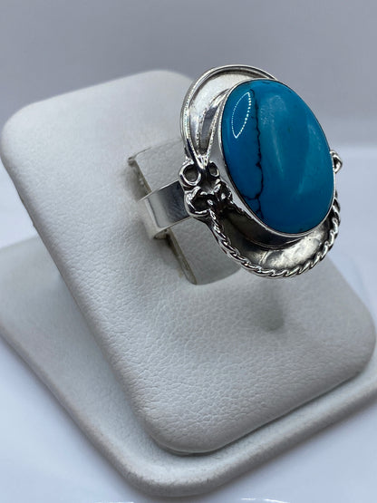 Detalle del engaste de turquesa natural azul en plata .925